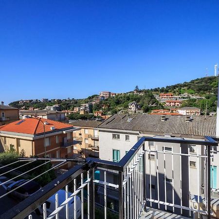 Ampio Appartamento Con Box Auto Celle Ligure Exterior foto